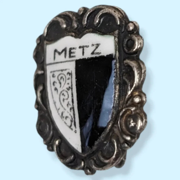 Vintage Metz Crest Brooch - Picture 2 of 5